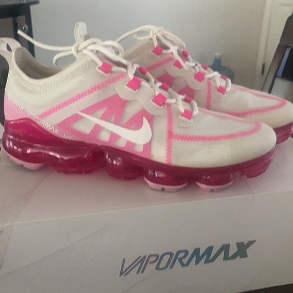 Vapormax shoes slightly worn in good condition. - Picture 3 of 4